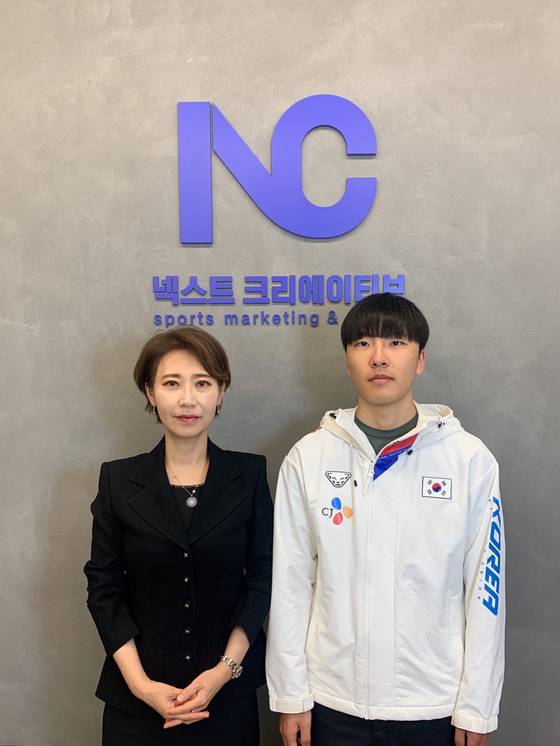 넥스트크리에이티브와 손을 잡은 구경민(오른쪽). 사진 넥스트크리에이티브