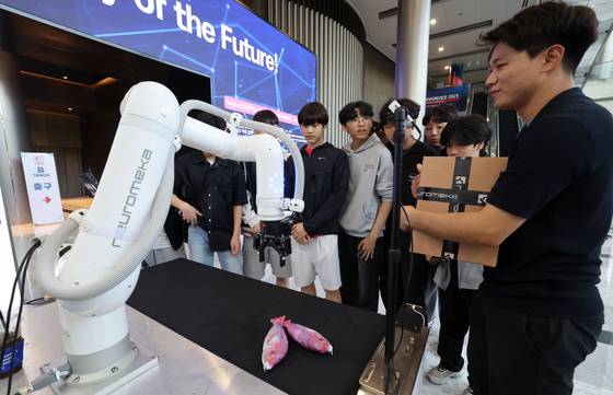 지난 5일 서울 강남구 코엑스에서 열린 2025 자율제조 월드쇼를 찾은 관람객들이 산업용 협동로봇을 살펴보고 있다. 이번 박람회는 스마트 제조솔루션과 인공지능, 머신러닝, 자율생산 로봇시스템 등 , 디지털 트윈, 모델링 등 자율생산 시스템 최신 트렌드를 함께 공유하고 기술을 선보이기위해 열렸다. [뉴스1]