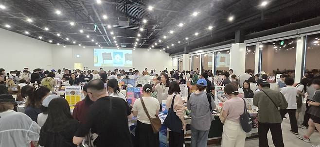 '제3회 독립출판 북페어 전주책쾌' 이틀째인 지난 8일 행사가 열린 전주 남부시장 내 문화공판장 작당이 관람객으로 북적이고 있다. 김준희 기자
