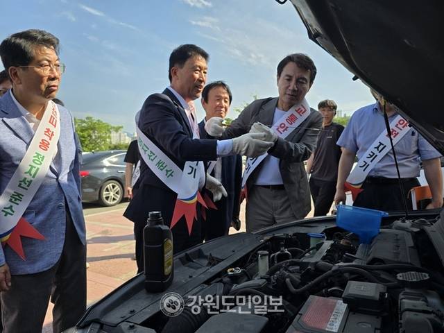▲ 김진태 도지사가 9일 원주 댄싱공연장에서 열린 자동차 무상안전점검 및 교통 안전 캠페인을 방문해 차량 엔진오일 상태를 점검하고 있다.