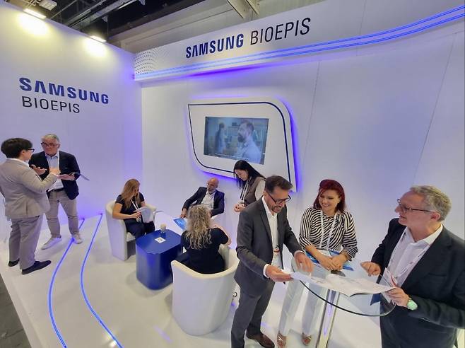 오스트리아 빈에서 개최된 유럽신장학회에 삼성바이오에피스가 연 부스에 의학 분야 전문가들이 방문해 질의를 하고 있다. 삼성바이오에피스 제공