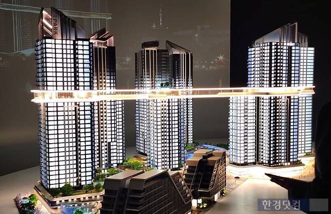 HDC현대산업개발이 용산정비창 전면1구역에 제안한 '더 라인 330' 모형도. 사진=오세성 한경닷컴 기자