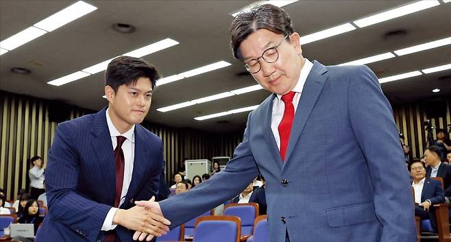< 악수는 했지만… > 김용태 국민의힘 비상대책위원장(왼쪽)과 권성동 원내대표가 9일 국회에서 열린 의원총회에서 악수하고 있다. /연합뉴스