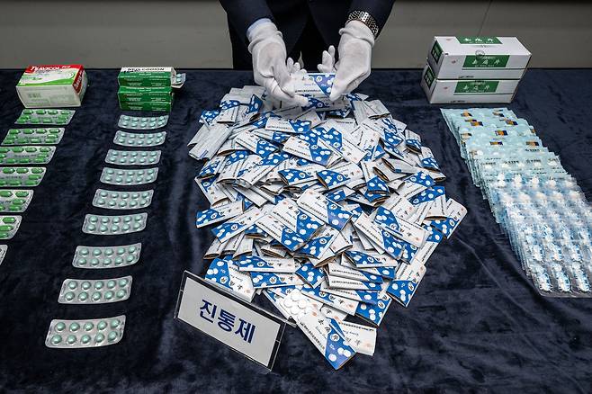 관세청이 지난 3월 18일 인천 중구 운서동 인천공항세관 특송물류센터에서 적발된 마약류 성분이 함유된 불법 의약품을 공개하고 있다. 연합뉴스
