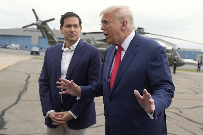 도널드 트럼프 미국 대통령이 8일(현지시간) 뉴저지주의 모리스타운 공항에서 캠프 데이비드로 이동하는 길에 기자들과 대화하고 있다. AP연합뉴스