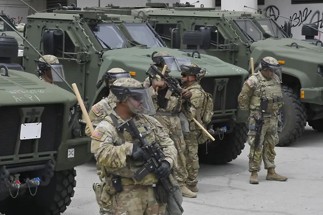 8일(현지시간) 캘리포니아 주방위군 병력이 로스앤젤레스 다운타운에 위치한 메트로폴리탄 구치소에 집결하고 있다. UPI연합뉴스