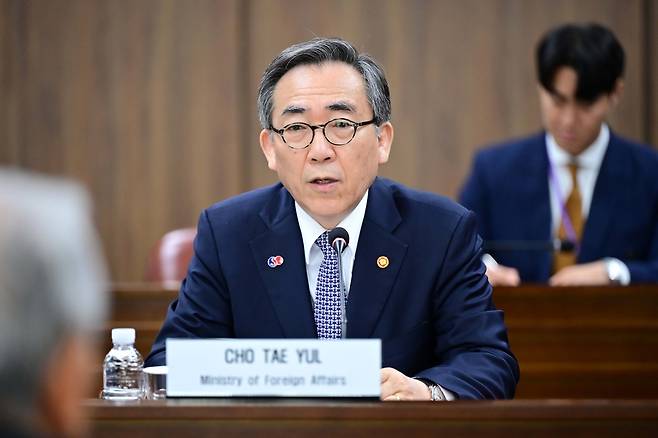 조태열 외교부 장관이 지난달 26일 서울 종로구 외교부 청사에서 제57회 한·일경제인회의 참석차 방한한 아소 유타카 일·한경제협회 부회장 등 일·한경제협회 대표단을 접견하고 있다. 외교부 제공