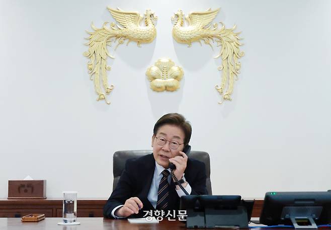 이재명 대통령이 9일 용산 대통령실 청사 집무실에서 이시바 시게루 일본 총리와 전화 통화를 위해 수화기를 들고 있다. 대통령실사진기자단