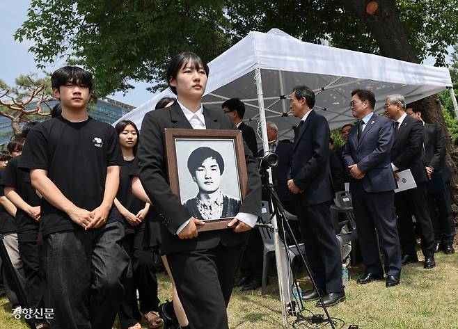 9일 연세대 한열동산에서 열린 제38주기 이한열 추모제에서 학생대표들이 이 열사의 영정을 들고 입장하고 있다. 권도현 기자