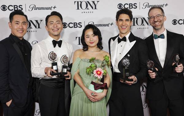8일(현지시간) 미국 뉴욕 라디오 시티 뮤직홀에서 열린 제78회 토니상 시상식에서 6개 부문을 수상한 ‘어쩌면 해피엔딩’ 출연진과 제작진이 기념 촬영을 하고 있다. 로이터 연합뉴스