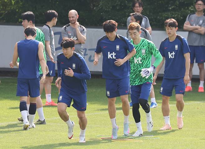 The Korean national team trains at the Paju National Football Center in Paju, Gyeonggi on June 8. [YONHAP]