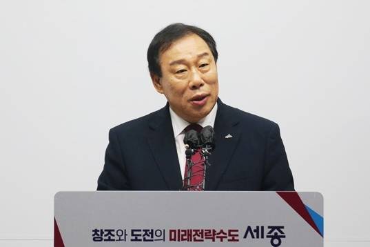 9일 세종시청 정음실에서 이재명 대통령 공약인 해양수산부 부산 이전에 대해 입장을 밝히는 최민호 세종시장. 세종시기자회