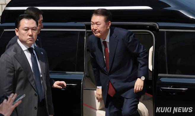 윤석열 전 대통령이 26일 서울 서초구 서울중앙지방법원에서 열린 내란 우두머리 혐의ㆍ직권남용 권리행사 방해 혐의 사건 5차 공판에 출석하고 있다. 사진공동취재단