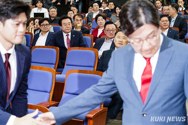 김용태 국민의힘 비상대책위원장(왼쪽)과 권성동 원내대표가 9일 서울 여의도 국회에서 열린 의원총회에서 악수하고 있다.