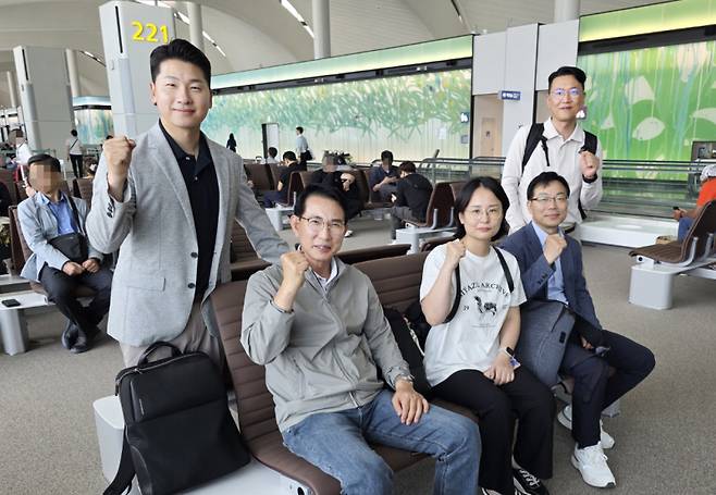 이완섭 서산시장과 공무원들이 미국 출장을 위해 탑승대기하고 있다. 서산시