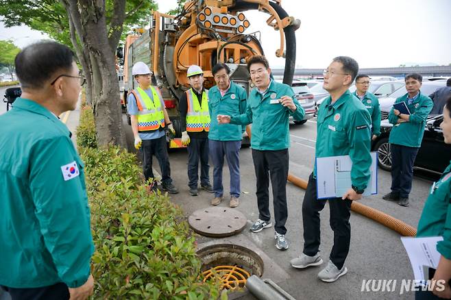 노관규 전남 순천시장이 관내 도로변 빗물받이와 하수도 맨홀 등 배수시설에 대한 현장점검을 벌이고 있다.(순천시 제공)