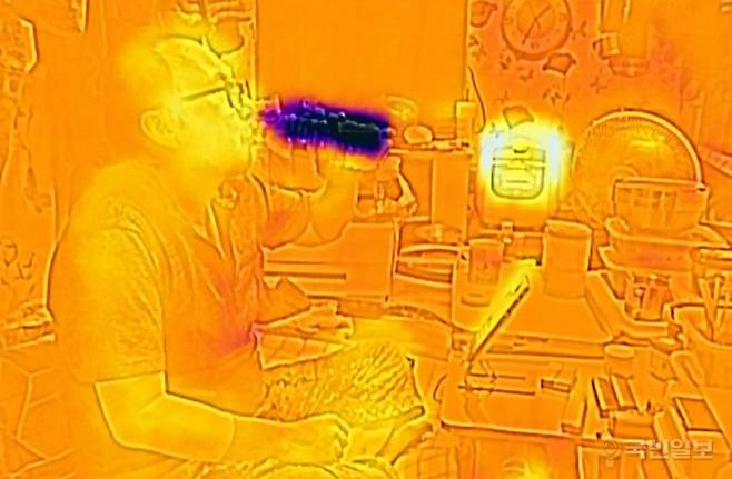 사진 속 화상카메라에서 높은 온도는 붉은색으로, 낮은 온도는 푸른색으로 표시된다.