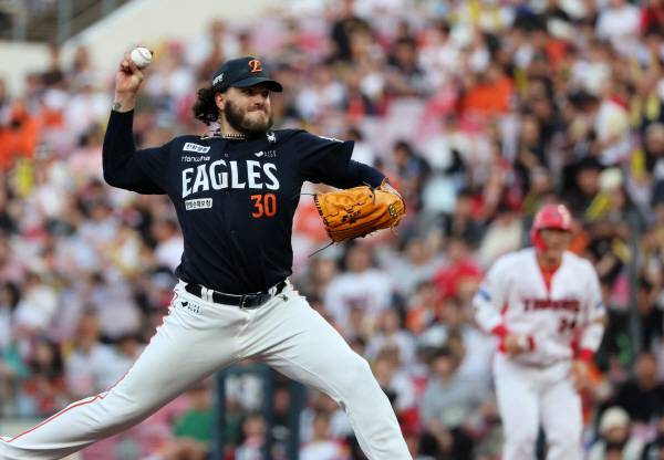 ▲지난 8일 광주기아챔피언스필드에서 열린 프로야구 한화 이글스와 KIA 타이거즈의 경기. 한화 선발투수 폰세가 6회에 투구하고 있다. ⓒ연합뉴스