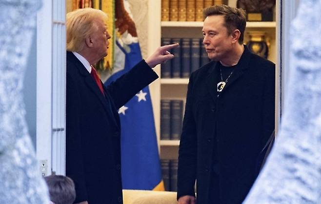 지난 3월 14일(현지시간) 마러라고에서 대화하는 트럼프(왼쪽)와 머스크 [사진 출처 = 연합뉴스]