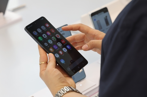 지난달 23일 서울 삼성 강남에서 한 고객이 ‘갤럭시 S25 엣지’를 살펴보고 있다. [사진출처=연합뉴스]