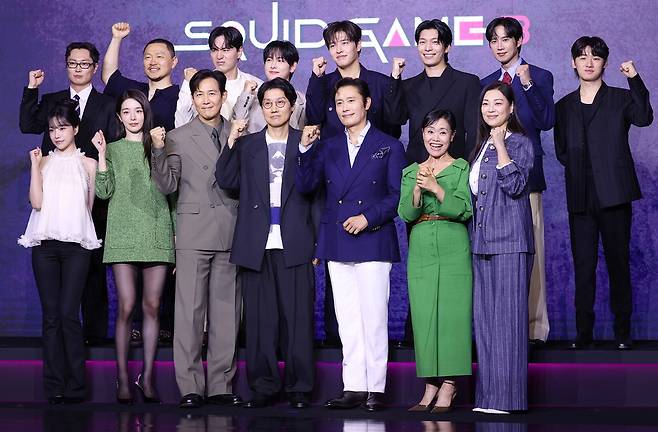 배우 이정재와 황동혁 감독, 배우 이병헌(앞줄 왼쪽 셋째부터) 등 '오징어 게임' 시즌3 제작진이 9일 서울 용산구 서울드래곤시티에서 열린 제작발표회에서 포즈를 취하고 있다.  연합뉴스