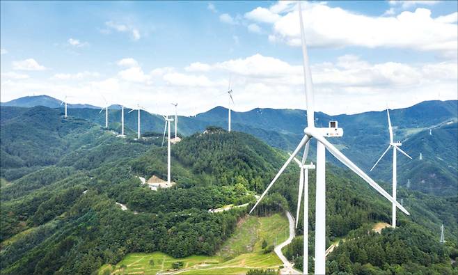 이재명정부 들어서 ‘신재생에너지’ 산업이 다시 활기를 띤다. 평소 이 대통령이 재생에너지에 중점을 둔 발언을 해온 덕분이다. 사진은 강원도 영월 일대 설치된 해상풍력단지 모습. (대우건설 제공)