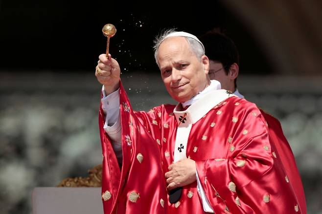 8일(현지시간) 레오 14세 교황이 바티칸 성베드로 광장에서 미사를 집전하고 있다. /로이터=뉴스1