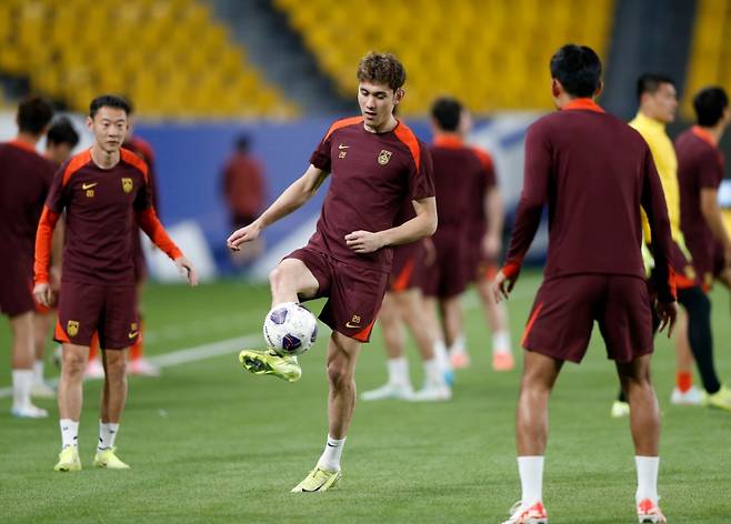 [리야드=신화/뉴시스] 중국 축구 국가대표 선수들이 3월19일(현지 시간) 사우디아라비아 리야드에서 2026 국제축구연맹(FIFA) 북중미 월드컵 아시아 지역 3차 예선 7차전 사우디와의 경기를 앞두고 훈련하고 있다.