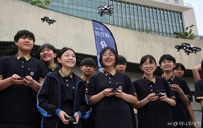 [서울=뉴시스] 김금보 기자 = 14일 서울 강서구 코엑스마곡에서 열린 '드론산업 얼라이언스 창립총회'에서 학생들이 드론 조종 체험을 하고 있다. 2025.05.14. kgb@newsis.com /사진=김금보