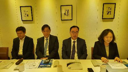 (사진 왼쪽부터) 대한의학회 박용범 수련교육이사(연세대 의대), 오승준 부회장(경희대 의대), 이진우 회장(연세대 의대), 도경현 홍보이사(울산대 의대)가 9일 서울 중구 모처에서 열린 기자간담회에 참석해 오는 13일  플렌티컨벤션에서  개최하는 '2025 대한의학회 학술대회'를 소개하고 있다./사진=박정렬 기자