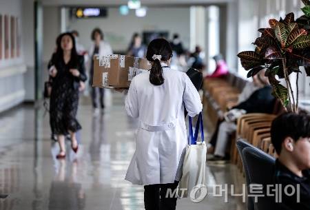지난해 20일 서울시내 대학병원에서 의료진이 이동하고 있다./사진=[서울=뉴시스] 정병혁 기자
