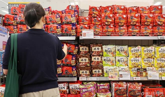 (서울=뉴스1) 민경석 기자 = 지난 5월 소비자물가 상승률이 5개월 만에 1%대로 내렸지만, 유독 먹거리 물가만은 높은 상승세를 이어가고 있다.   지난 2023년 일부 업체가 가격을 인하하기도 했던 라면은 지난달 전년 동월 대비 6.2% 상승해 1년 8개월 만에 가장 큰 폭으로 가격이 올랐다.  8일 서울의 한 대형마트에서 시민들이 라면을 고르고 있다. 2025.6.8/뉴스1  Copyright (C) 뉴스1. All rights reserved. 무단 전재 및 재배포,  AI학습 이용 금지. /사진=(서울=뉴스1) 민경석 기자