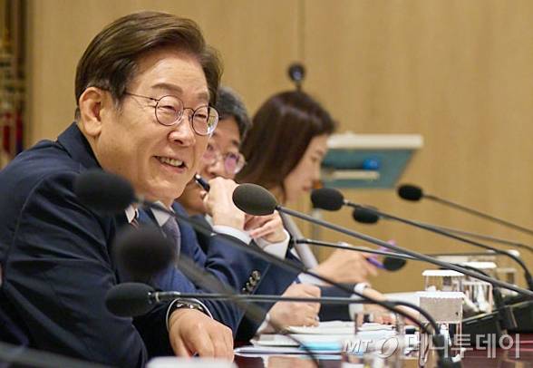 (서울=뉴스1) = 이재명 대통령이 9일 서울 용산구 대통령실 청사에서 열린 비상경제점검 TF 2차 회의를 주재하고 있다. (대통령실 제공. 재판매 및 DB 금지) 2025.6.9/뉴스1 Copyright (C) 뉴스1. All rights reserved. 무단 전재 및 재배포, AI학습 이용 금지. /사진=(서울=뉴스1)