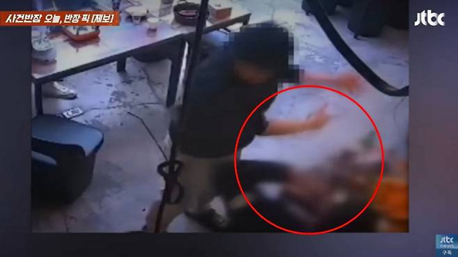 술에 취해 옆자리 손님 뺨을 때리고 의자를 집어던지며 난동 부린 남성이 벌금 100만원 처분받았다. /사진=JTBC '사건반장' 캡처