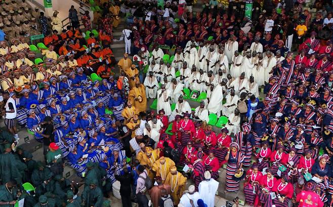 나이지리아 오군주에서 이주부 민족 문화 정체성을 강화하는 오주데오바 축제가 개최됐다. 사진은 지난 8일(현지시각) 오주데오바 축제에서 전통 의상을 입은 행사 참가자들의 모습. /사진=로이터