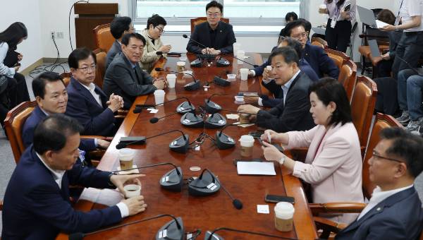 오는 16일 국민의힘이 신임 원내대표를 선출한다. 사진은 국민의힘 3선 의원들이 9일 오전 서울 여의도 국회 의원회관에서 대선 패배 이후 당의 수습과 개혁안 등에 대한 논의를 위한 회동을 하고 있는 모습. /사진=뉴스1