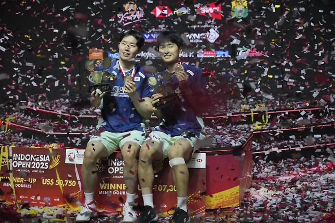 서승재-김원호가 지난 8일(현지시각) 2025 세계배드민턴연맹(BWF) 월드투어 슈퍼 1000 인도네시아오픈 결승에서 우승을 차지했다. 사진은 우승 후 기념사진을 촬영하는 서승재-김원호 모습. /사진=뉴시스