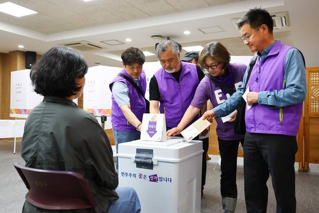 10.29 이태원 참사 유가족들이 지난달 30일 오전 서울 용산구청에서 제21대 대통령선거 사전투표를 하고 있다. 뉴시스