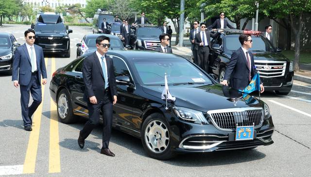 지난달 27일 서울 강서구 경호안전교육원에서 대통령경호처 경호관들이 제21대 대통령 취임식을 앞두고 차량 퍼레이드 훈련을 하고 있다. 뉴시스