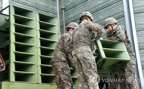 전방부대 장병들이 대북 확성기 방송 시설을 점검하는 모습. 합참 제공