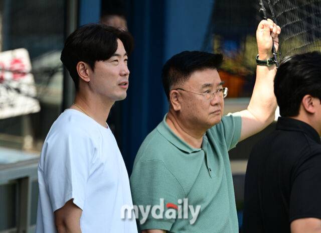 김재호 스포티비 해설위원이 김태룡 두산 단장과 함께 두산 훈련을 지켜보고 있다 / 잠실 = 유진형 기자 zolong@mydaily.co.kr