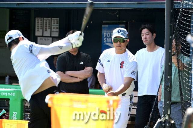 김재호 스포티비 해설위원이 두산 훈련을 지켜보고 있다 / 잠실 = 유진형 기자 zolong@mydaily.co.kr