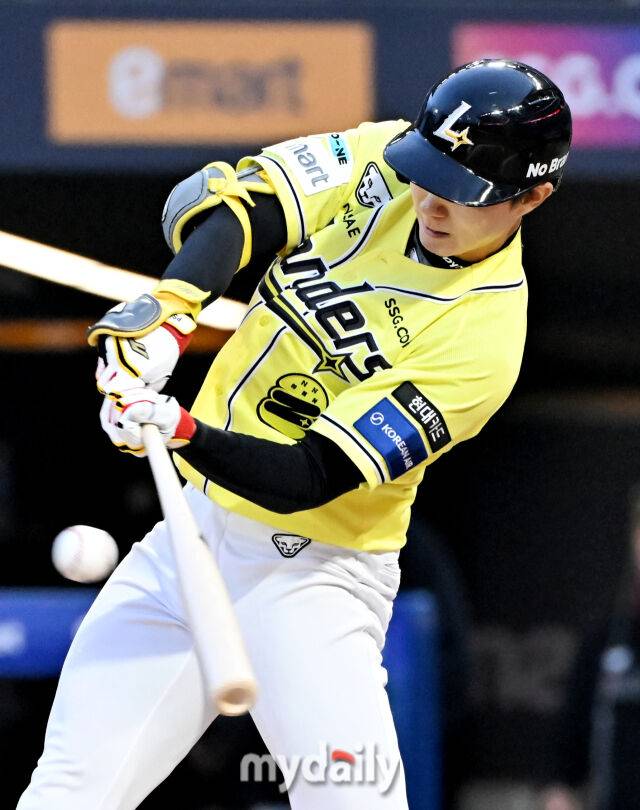 10일 오후 인천광역시 문학동 SSG랜더스필드에서 진행된 '2025 프로야구 KBO리그' SSG랜더스와 KIA타이거즈의 경기. SSG 박성한이 7회말 2사 1,3루서 2타점 적시타를 터뜨리고 있다./마이데일리