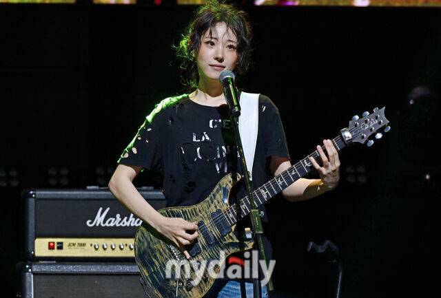 그룹 QWER 히나가 9일 서울 창천동 예스24 원더로크홀에서 진행된 미니 3집 '난 네 편이야, 온 세상이 불협일지라도' 쇼케이스에서 멋진 무대를 선보였다. / 한혁승 기자(hanfoto@mydaily.co.kr)