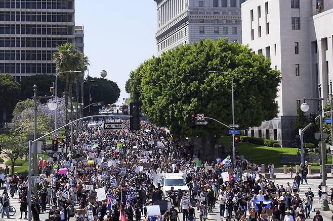 미국 LA에서 불법 이민자 단속이 심화됨에 따라 이에 반발하는 시위자들이 8일(현지시간) 거리에서 가두시위에 나섰다. [AP]