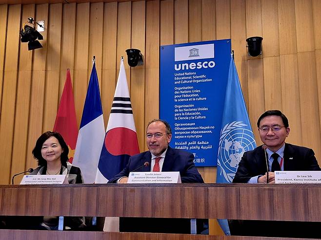 박상미(왼쪽부터) 주 유네스코 대한민국 대표부 대사, 이식 KISTI 원장, 타우픽 젤라시 유네스코 정보·커뮤니케이션 분야 사무총장보, 이식 KISTI 원장.[KISTI 제공]