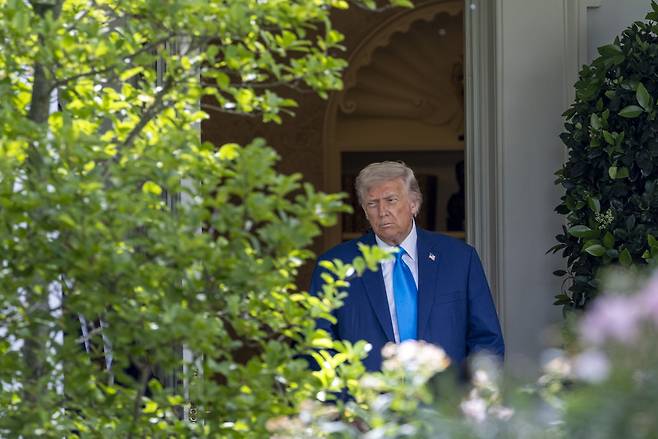 도널드 트럼프 미국 대통령이 지난 6일(현지시간) 전용헬기 마린원을 타기 위해 백악관을 나서고 있다. [EPA]