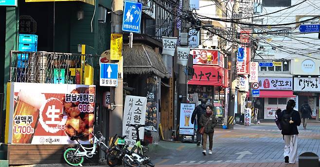 금융당국이 경기 침체로 벼랑 끝에 몰린 자영업자와 소상공인의 채무 탕감을 위한 배드뱅크 설립 논의에 착수했다. 서울 서대문구 신촌 연세로 내 골목이 한산한 모습을 보이고 있다. [헤럴드경제 DB]