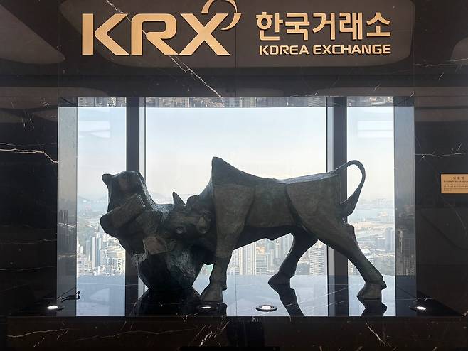 부산국제금융센터(BIFC) 내 한국거래소 본사에 설치된 소와 곰 조형물. 한국거래소 정보데이터시스템 등을 분석한 결과 지난 5일 부산 지역 상장사의 시가총액은 22조7731억원으로 대선 직전인 지난 2일 대비 6% 넘게 증가해 ‘허니문 랠리’가 이어진 것으로 나타났다. [홍윤 기자]