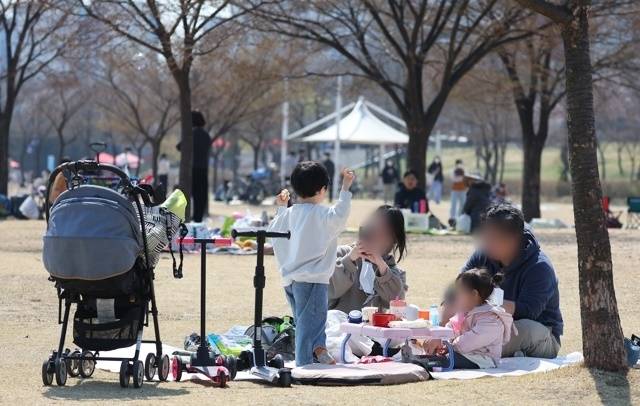 나들이를 나온 가족. 기사와 직접적인 관련 없는 사진 [연합]